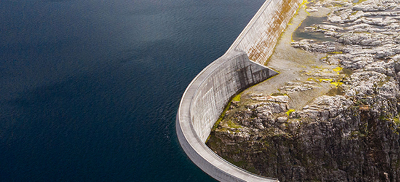 Water reservoir and dam